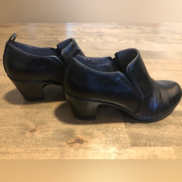 Black leather ankle booties with ruched/ folded design by Sofft size 6.5 - Picture 2 of 4